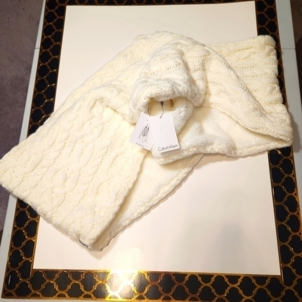 NWT CALVIN KLEIN Cozy Infinity Knit Loop Faux Fur Scarf Sz:‎ OS. Great Gift